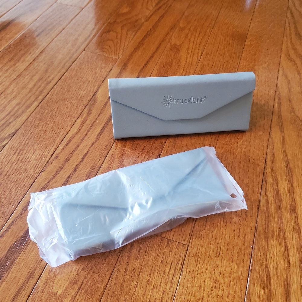 1 true north glasses case
